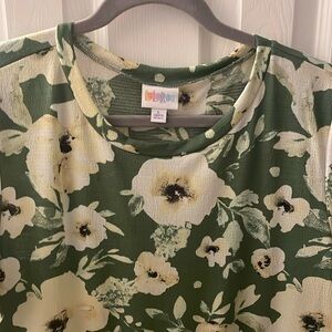 LuLaRoe Ariel Large 92% polyester 8% spandex. Beautiful condition